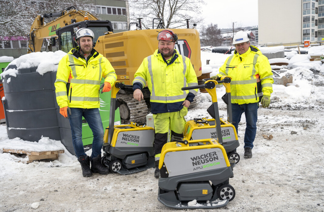 FØRSTE: Kai Ronny Løvtjernet (t.v.) fra Agder Gruppen kunne levere de tre første 200-kilos vibroplatene til Tommy Kleven i Veflen sammen med kollega Johnny Valentinsen. FØRSTE: Kai Ronny Løvtjernet (t.v.) fra Agder Gruppen kunne levere de tre første 200-kilos vibroplatene til Tommy Kleven i Veflen sammen med kollega Johnny Valentinsen.
