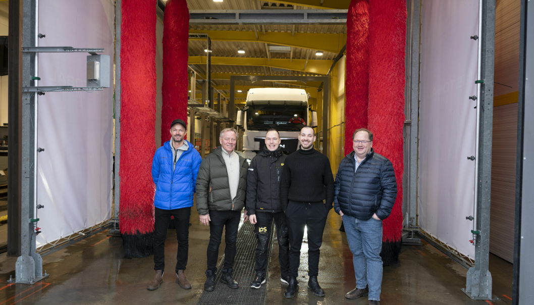 AVANSERTE: Kjetil Christensen (t.v.) og Knut Berg-Johannessen i Holta & Håland har levert vaskeanlegget som Nils Geitnes, John Lauritsen og Per Karlsen i IPS kan ønske velkommen til på Jessheim.
