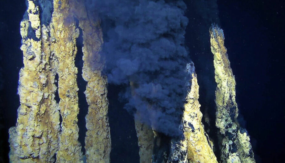 Et kompetansebyggingsprosjekt koordinert av Universitetet i Bergen undersøker for tiden om dyphavsgruvedrift på den arktiske midthavsryggen kan foregå bærekraftig, og unngå alvorlig skade på miljøet. På bildet er en såkalt Black smoker som har mineralske avsetninger.