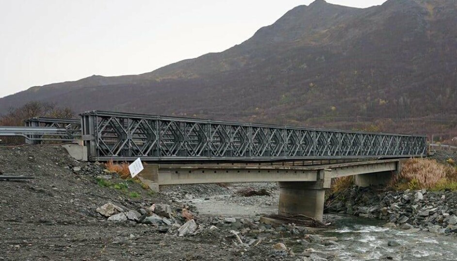 Skadet bru med midlertidig bruløsning på E6 i Badderen. Bildet er tatt i oktober 2022.