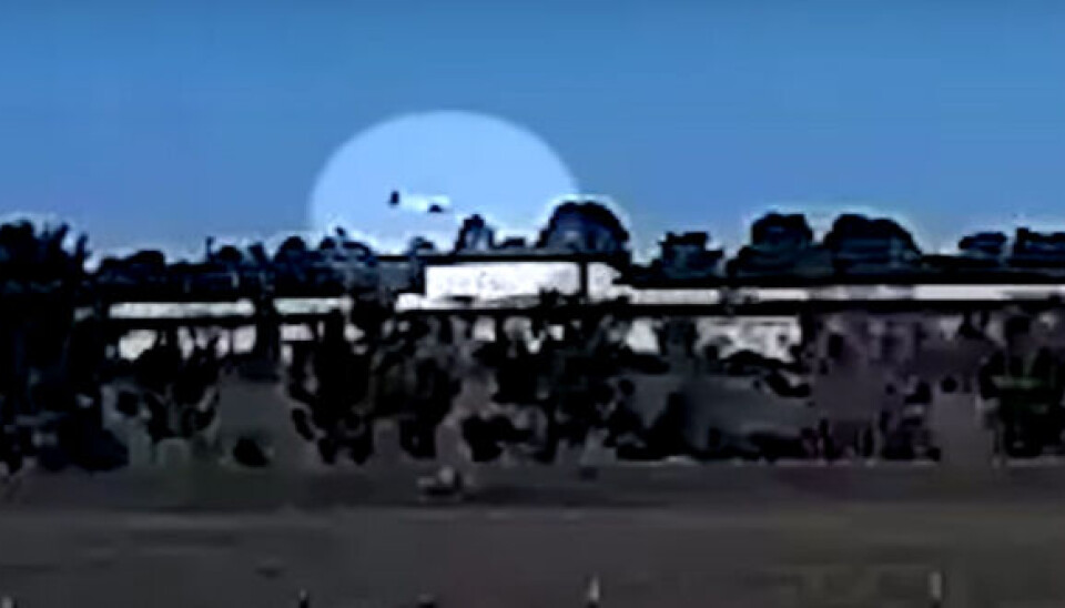 Piloten nødlandet på semitraileren, men flyet falt av etter landing og tok fyr.