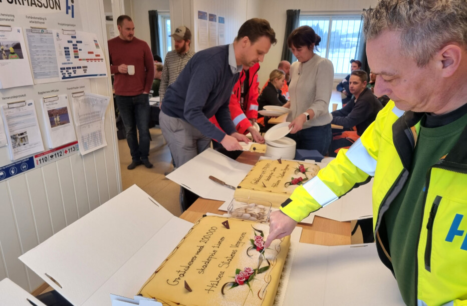 Vegvesenet spanderte kake for den gode HMS-innsatsen til det skadefrie arbeidsfolket på rv.4 Roa -Gran.