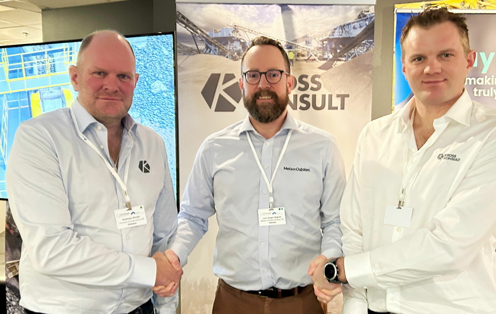 AVTALE: Metso Outotec i Norge starter samarbeid med svenske Värnamo Krosskonsult AB som bygger stasjonære knuseanlegg i typisk størrelsesorden 5-100 millioner kroner. Fra venstre: Andreas Almén (VK), Lars Jørgen Kjærås (Metso Outotec) og Kristofer Almén (VK).