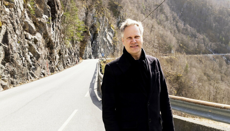 Samferdselsminister Jon-Ivar Nygård stiller seg positiv til å teste ut lengre og tyngre vogntog i Norge.