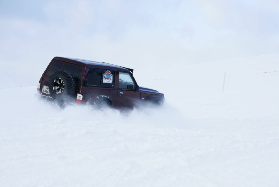 SNØSPRUT: Det går unna så snøspruten står rundt bilene.