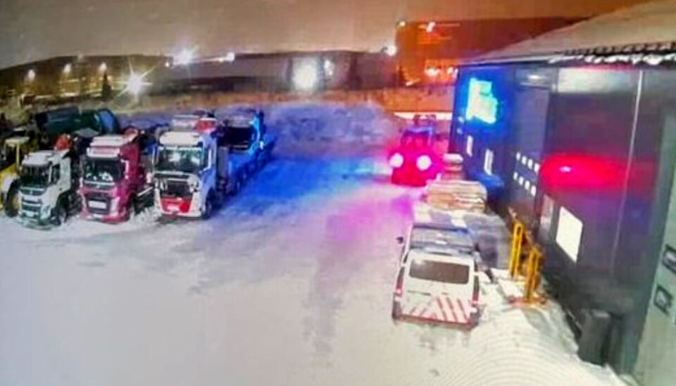 Bilde fra overvåkingskamera på området til Sandefjord Transport på Borgeskogen industriområde. Bildet viser kranbilene det er stjålet deler fra og politiet som er på plass for å etterforske.