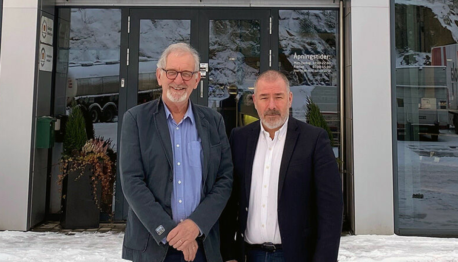 Fra venstre: Lasse Andersen (styreleder i E18 Truckcenter) og Tore Løveid (driftsdirektør i Volmax) er svært fornøyde med å få på plass denne avtalen og ønsker eksisterende og nye kunder velkommen.