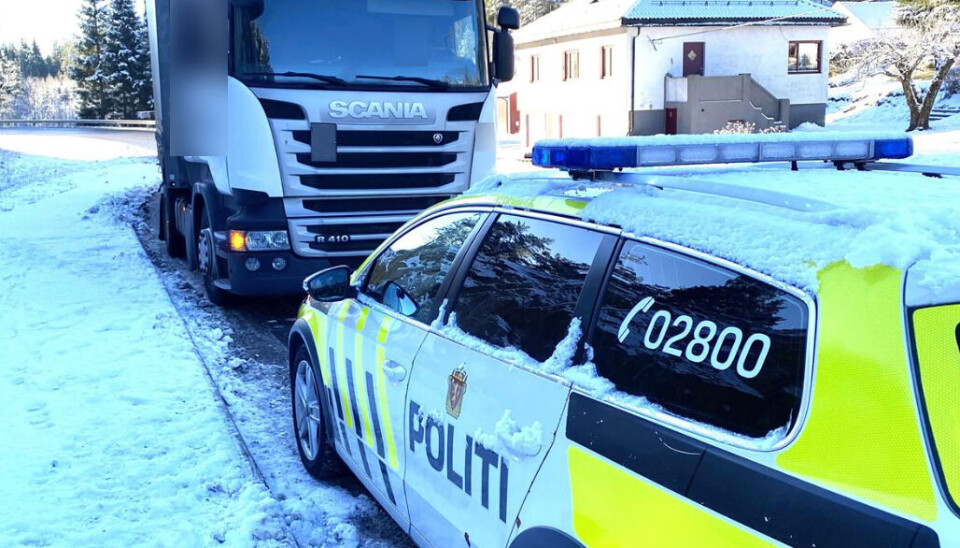Politiet opplyste tungbilsjåfører på vei mot Trøsken bru i Sarpsborg om at de ikke hadde lov til å kjøre over denne.