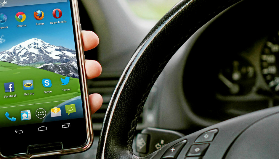 Nå koster det 9700 kroner i bot for ulovlig mobiltelefonbruk mens man kjører bil.