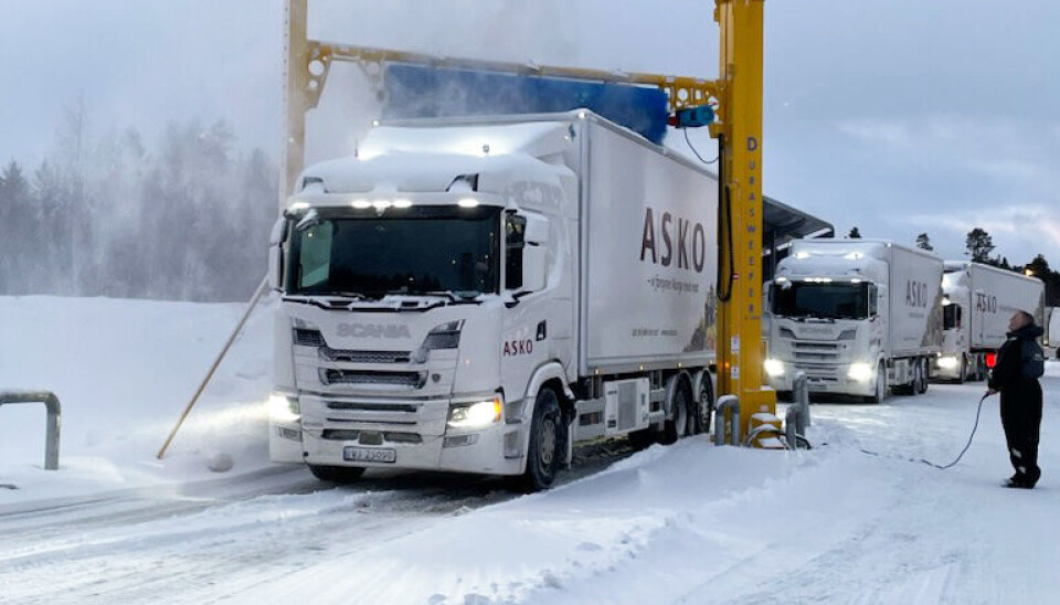 Når Askos biler i Midt-Norge kjører ut om morgenen etter et snøfall, tar de turen innom Durasweeperen, der en medarbeider står og justerer høyden slik at feiingen blir tilipasset hver bil.