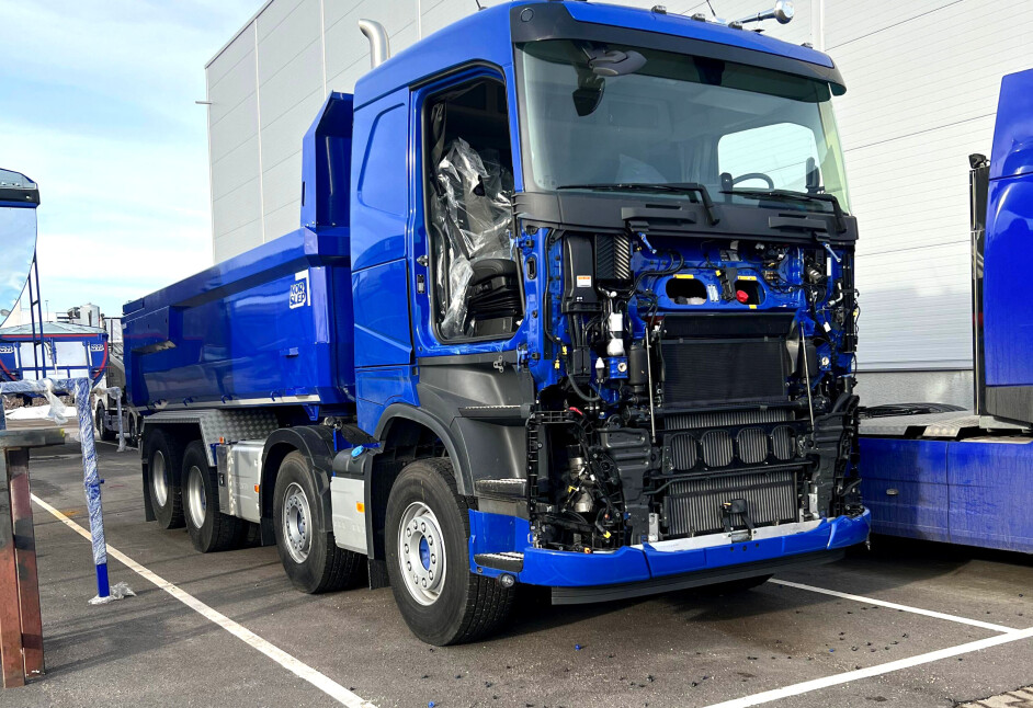 Plasten er fortsatt på setene på denne nye Volvo-en. Nå må deler på plass igjen etter innbruddet natt til i dag. Sjekk alle skruene som ligger på bakken.