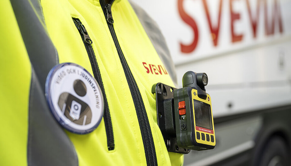 Trafikkdirigenter ved veiprosjekter er utstyres med kroppskameraer i et pilotprosjekt av Svevia i Sverige.