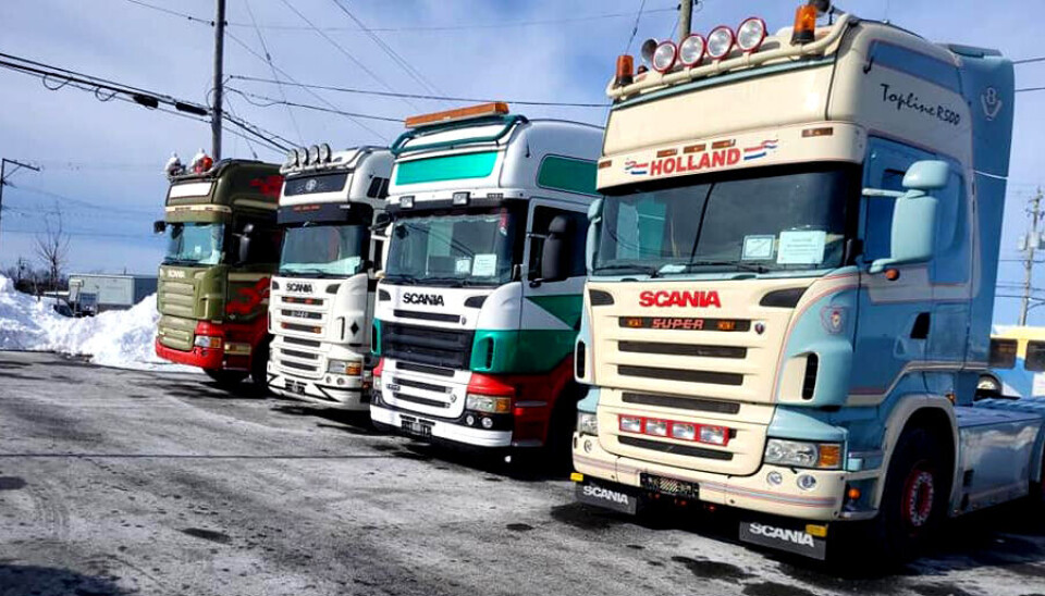 En Enger-bil og en Midtstøl-bil er blant de fire trekkvognene som nå skal bli gårdsbiler vest i Canada. Bilde tatt under en pause mellom Halifax og Lancombe i Canada. En trekning på nesten 500 mil.