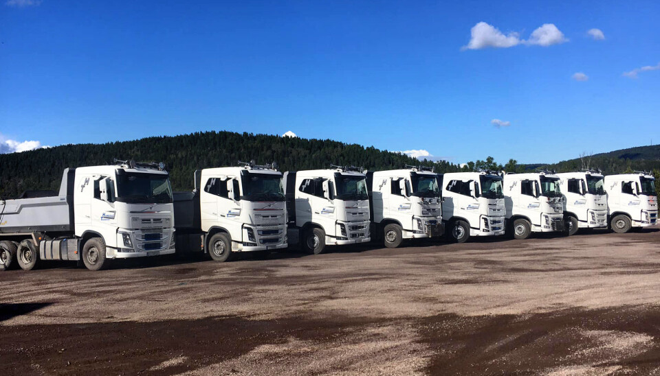 Det er proffe folk som har spesialisert seg på å stjele styringsenheten til lys i fronten fra Volvo-er. Disse åtte bilene ble fratatt hver sin styringsboks av denne typen natt til onsdag. De sitter lett tilgjengelig under bilen i front, og tyvene bruker 2,5 til 5 minutter per bil har overvåkingsvideoer vist. To tyver kan dermed fjerne denne delen fra åtte lastebiler på ca. ett kvarter!