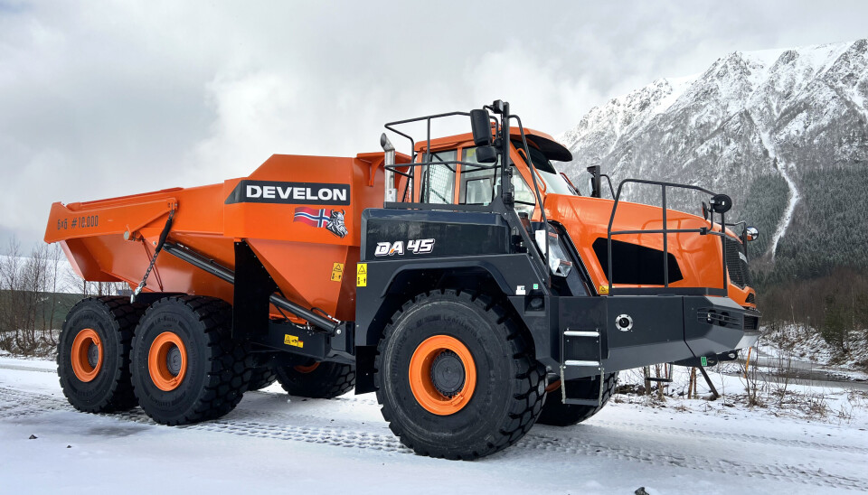 Men er det ikke en Moxy/Doosan produsert i Elnesvågen? Jo, men Doosans nye anleggsmaskin-navn er Develon. Her er dumper nummer 10.000 fra Elnesvågen - som samtidig er den første med nytt merkenavn. Men er det ikke en Moxy/Doosan produsert i Elnesvågen? Jo, men Doosans nye anleggsmaskin-navn er Develon. Her er dumper nummer 10.000 fra Elnesvågen - som samtidig er den første med nytt merkenavn.