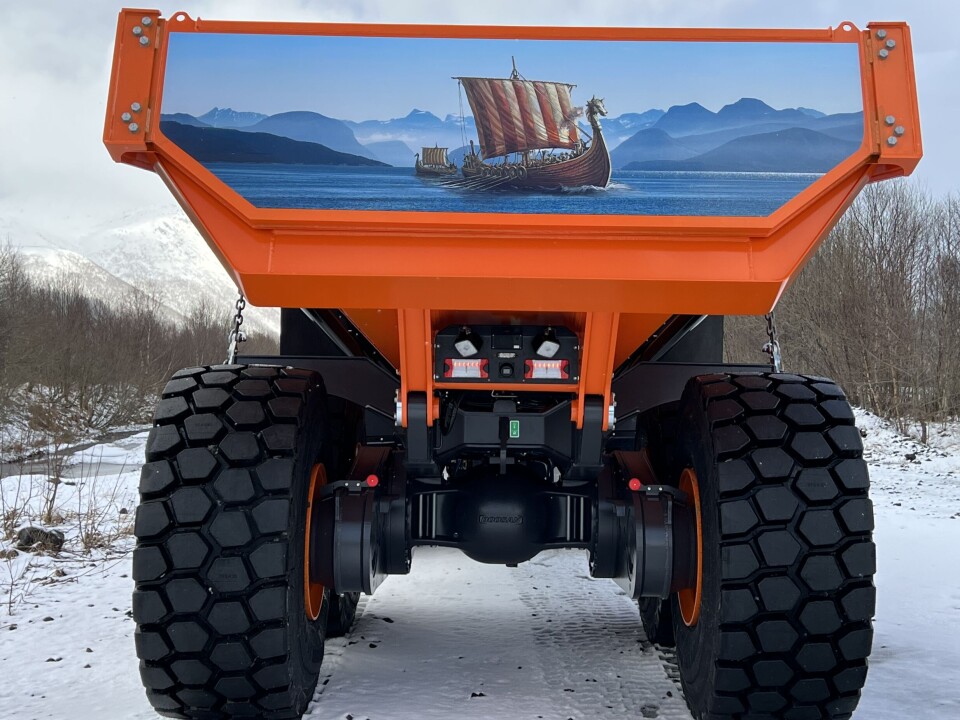 For å hedre opprinnelsen, Viking fra Øveraasen, har dumperen vikingmotiv bak.