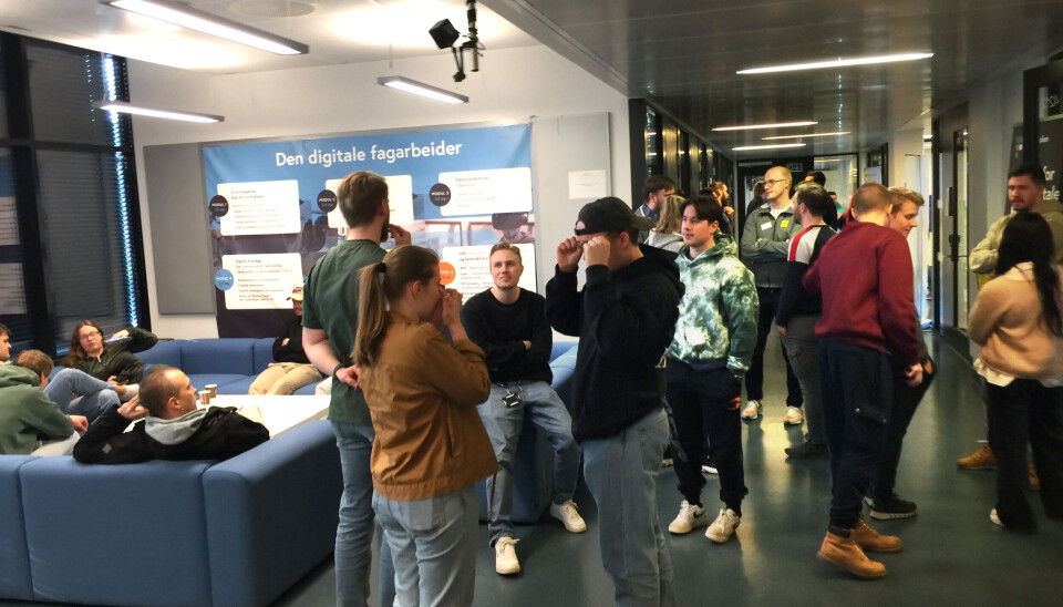 Spente studenter venter på sin tur til speed-intervju med AFs folk på skolen.