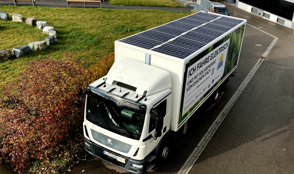 Denne elektrisk drevne lastebilen med solcellepaneler på taket av skapet er testet i ett år i Tyskland.