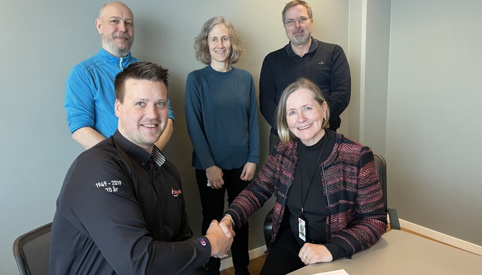 Kontrakt ble inngått mellom NVE og Anlegg Øst Entreprenør i et møte på Hamar 28. februar 2023. Fra høyre er Odd-Arne Haarseth, NVEs prosjektleder for utførelse, Siri Tyseng, NVEs prosjektleder for planlegging, Toril Hofshagen, regionsjef i NVE, Jan Erik Kvarberg, prosjektsjef i Anlegg Øst Entreprenør, Arne Olav Kleiven, byggeleder HRP.