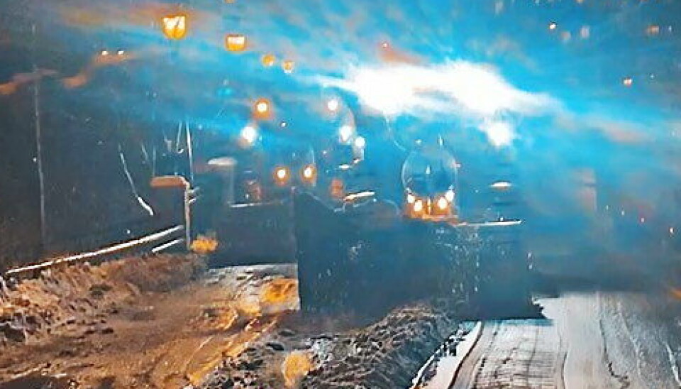 VEIHØVEL: I vinter er veihøvelen blitt flittig brukt. Kampen mot is har vært stor denne vinteren.