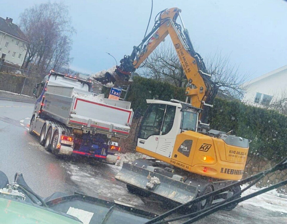 LASTING: Det er ikke alle stedene snøfreser kommer til, og i disse områdene må snøen lastes over i bil med tyngre skyts.