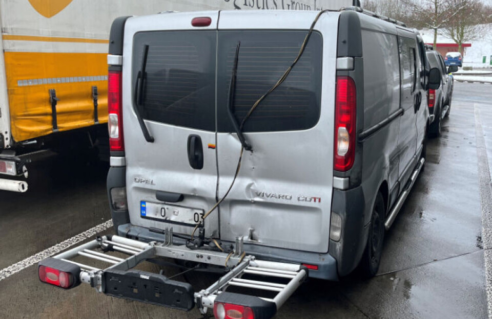 Sykkelstativ med ekstra lang ledning sørget for lys bak. Men bremser var det ikke på Opel-tilhengeren.