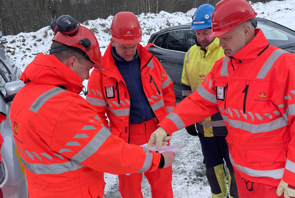 I Møre og Romsdal har man fryktet at Elverhøybrua på riksvei 70 mot Oppdal skulle bli nedklassifisert før det kom ei ny bru på plass. Nå kan man puste lettet ut, det blir bygget ei ny bru i år som tåler dagens tungtrafikk. På bildet forklarer prosjektleder Halgeir Brudeseth i Statens vegvesen hvordan veiløsningen rundt den nye brua blir. Fra venstre: Andreas Eidem (Statens vegvesen), Ove Nesje (Statens vegvesen), Sten Holt (Consto AS) og Halgeir Brudeseth (Statens vegvesen).