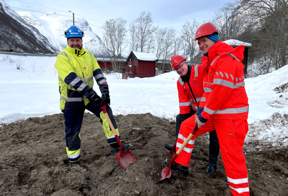 GLEDENS DAG: I dag ble første spadetak på bygging av ny bru foretatt. Fra venstre: Sten Holt (Consto), Ståle Refstie (ordfører i Sunndal kommune) og Ove Nesje (Statens vegvesen).