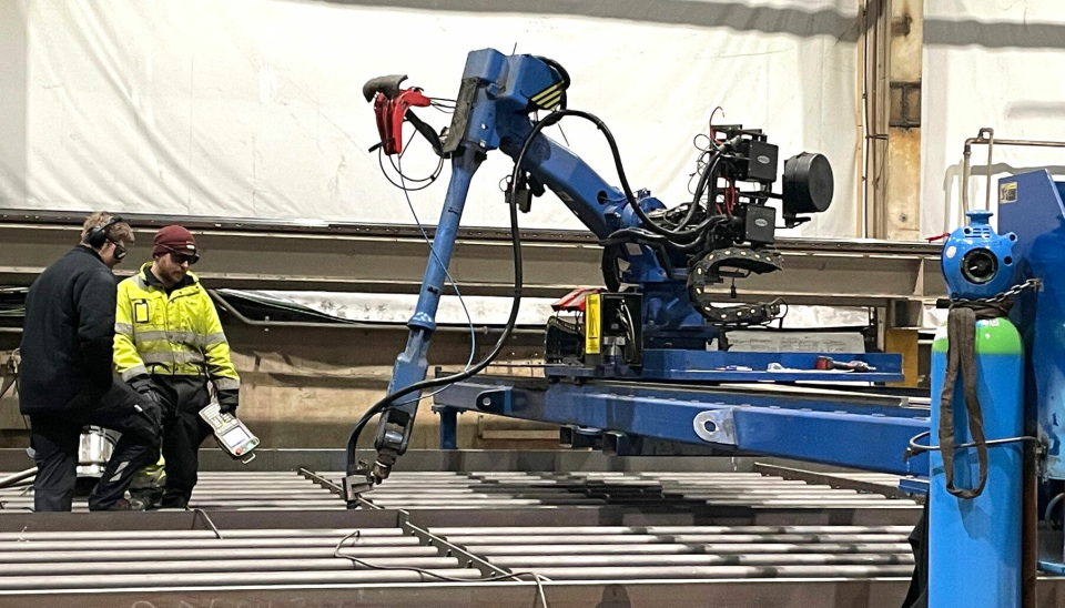 SVEISING: Her blir ståldekket til Elverhøybrua sveiset av roboter hos Prodtex AS i Vanylven på Sunnmøre.