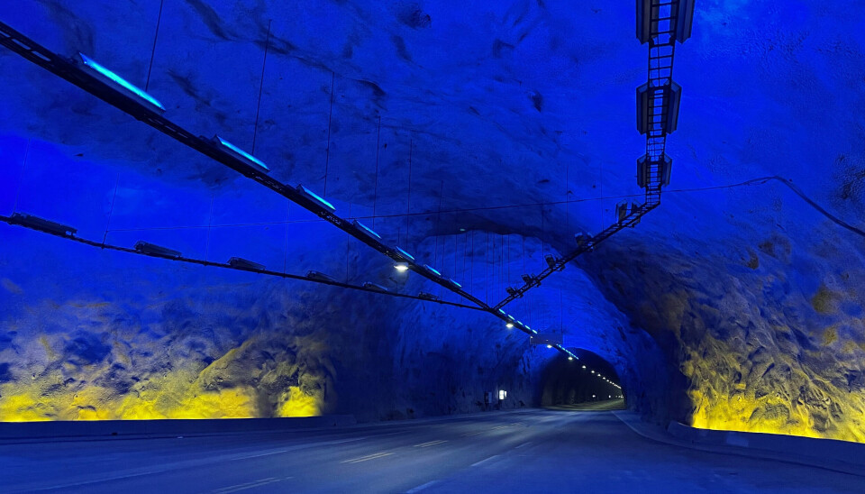 SPREKKER: Statens vegvesen skal få utbedret sprekker i fjellet ved to av stopplommene i Lærdalstunnelen.