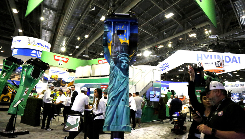 AMERIKANSK: Denne hydrauliske slaghammeren fra Montabert gir uten tvil signal om hvor vi er. Rett nok ikke utenfor New York der Fredsgudinnen vanligvis holder til, men i USA og Las Vegas.