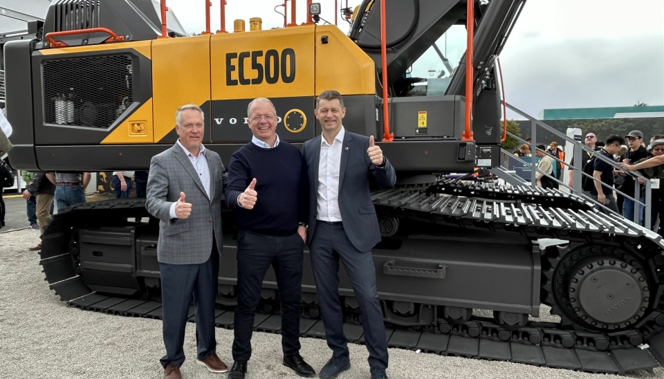 TOMMEL OPP: Volvo CE-ledere ved EC500-en på Conexpo. Fra venstre: Stephen Roy, Martin Lundstedt and Melker Jernberg.