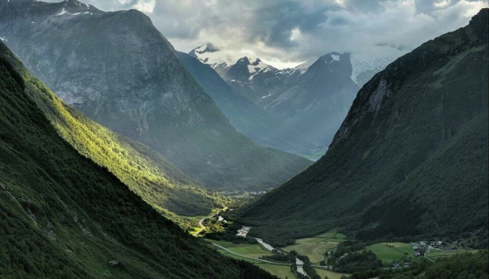 Riksvei 15 gjennom Hjelledalen i Stryn er en del av kontraktsområdet. Bildet er tatt fra utsiktsplassen ved Ospelitunnelen på Strynefjellet.