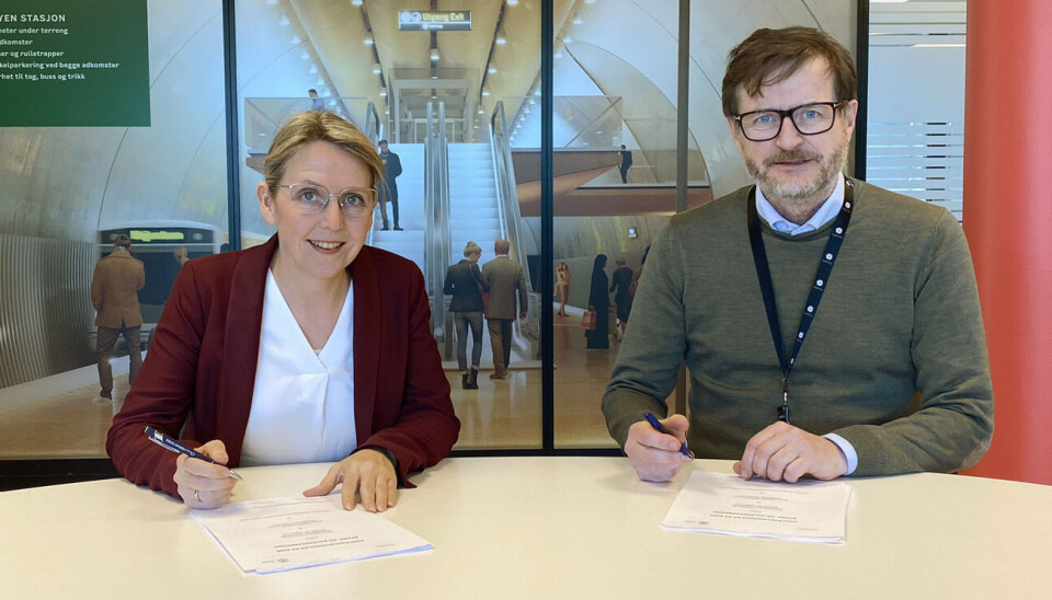 Direktør i Fornebubanen, Irene Måsøval, og direktør for tunnel i Implenia Norge, Berger Brehmer Johannessen, signerer kontrakten for tunnel Skøyen - Vækerø - K2D.