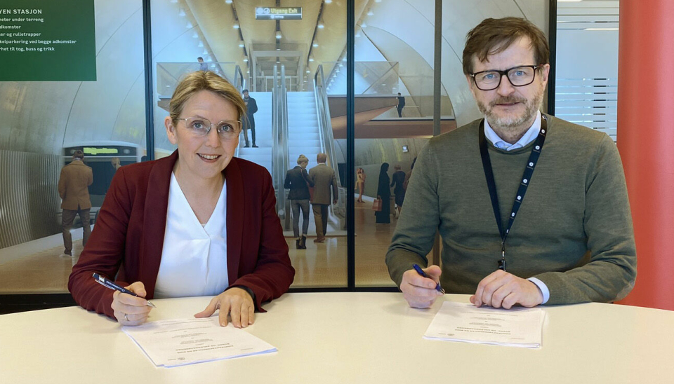 Direktør i Fornebubanen, Irene Måsøval, og direktør for tunnel i Implenia Norge, Berger Brehmer Johannessen, signerer kontrakten for tunnel Skøyen - Vækerø - K2D.