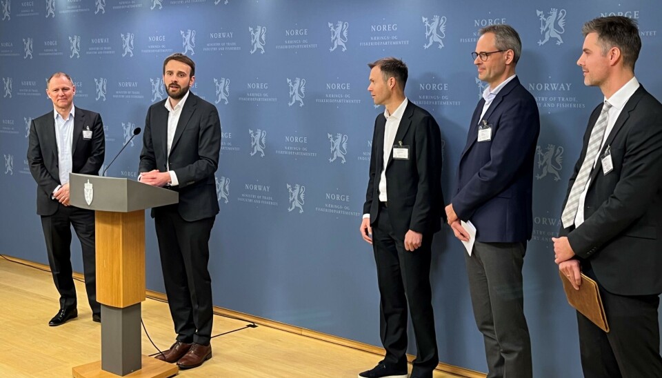Næringsminister Jan Christian Vestre sammen med representanter fra de norske selskapene som har søkt om å delta.