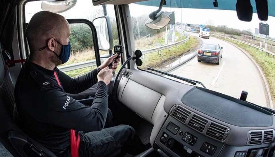 Politiet på filmjobb i trafikken i England.