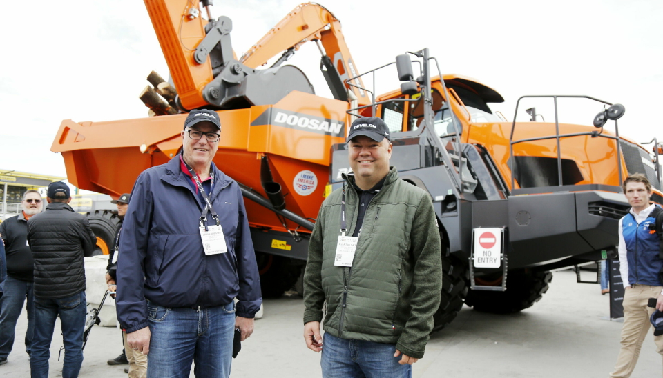 PÅ PLASS: Utviklingssjef Jøran Søbstad (til venstre) og design ingeniør Kjartan Sæten fra Develon/Hyundai-fabrikken i Elnesvågen dro til Conexpo for å se hva som rører seg i markedet.