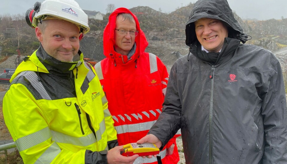 Det første 'spadestikket' for Sotrasambandet ble gjennomført i dag i form av ei sprengsalve. Samferdselsminister Jon-Ivar Nygård fikk æren av å sette den av.