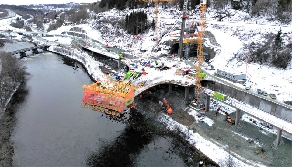 EGENVEKT: Bruer bygd etter fritt-frambygg-metoden er avhengig av en lav egenvekt slik at brua kan bære seg selv i uferdig tilstand. Leca Norge har levert tilslag til produksjonen av lettbetong til Nydalsbrua i Trondheim.