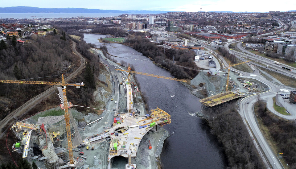 SKRÅKABELBRU: Nydalsbrua bygges etter fritt-frambygg-metoden. Brua støpes i åtte etapper fra Byåsen-siden mot Sluppen-siden, hvor hver etappe blir på 8,5 meter.