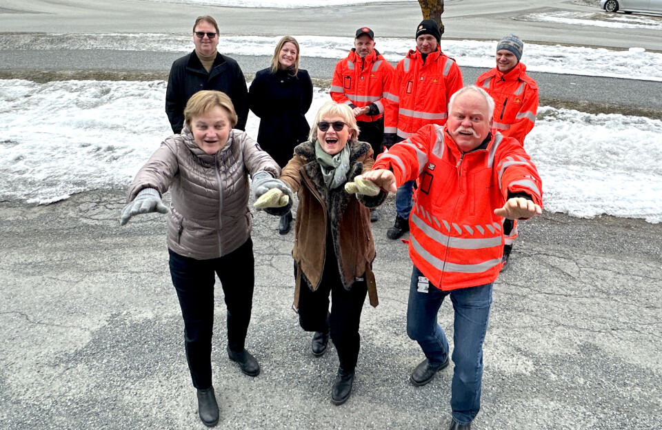 BØLGEKRAFT: Prosjektleder Odd Johansen i Statens vegvesen tok bølgen for regjeringens satsing på elektriske anleggsplasser sammen med Ap-ordfører Randi Eek Thorsen i Gran kommune og parlamentarisk leder i Ap på Stortinget, Rigmor Aaserud. Bak står lokal Ap politiker Gunn Elisabeth Thoresen, leder i Hadelandshagen Dagfinn Edvardsen, YM-koordinator Even Stensrud , teknisk byggeleder Richard Ramsland og byggeleder Håvard Vaaje.