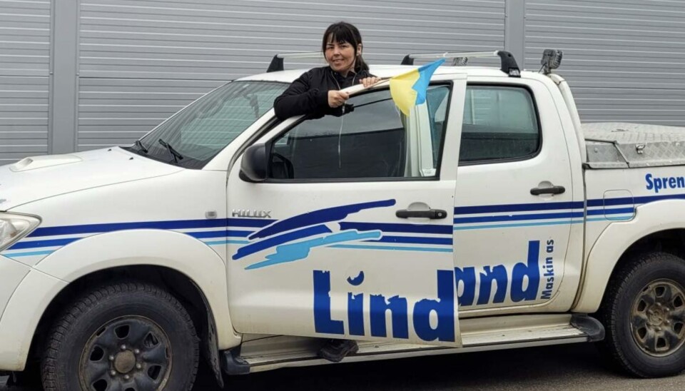 GIS BORT: Hilde Mælen-Melhus skrev til Lindland Maskin og spurte om de hadde biler som kunne gis til det ukrainske forsvaret. Nå skal den godt brukte Toyotaen ut til fronten i det krigsherjede landet. Foto: Lindland Maskin