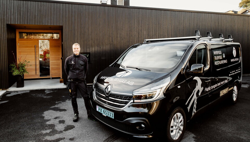 INTERN KONKURRANSE: Byggmester i Mandal Bygg, Kristoffer Akersmyr, sier deres førere jobber hardt for å redusere tomgangskjøring og kjøre på en måte som reduserer forbruket. Dette gir igjen redusert forbruk, utslipp og kostnader.
Foto: Mandal Bygg