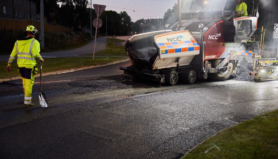 NCC asfalterer 20 km fylkesvei for Hovden Hytteservice