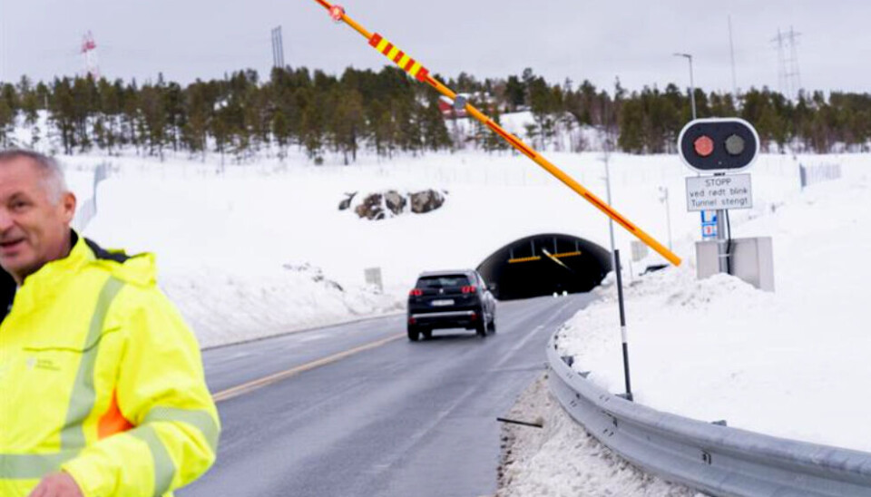 Bom på vei ned og rødt lys stopper ikke denne bilisten. De farligste hendelsene skjer om natten da det er arbeid i tunnelen og bilister svinger rundt bommen. Bom på vei ned og rødt lys stopper ikke denne bilisten. De farligste hendelsene skjer om natten da det er arbeid i tunnelen og bilister svinger rundt bommen.