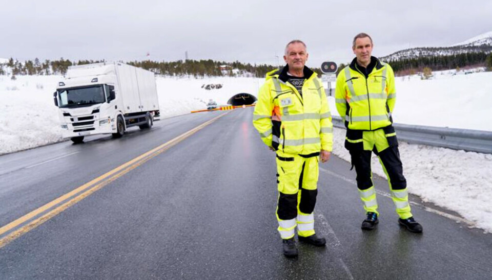 Øystein Haavik (f.v.) og Morten Langørgen i Trøndelag fylkeskommune har her nettopp stengt bommen. Den dekker ikke hele veien, så det er fysisk mulig å kjøre inn i tunnelen selv om en er stengt på grunn av arbeid i tunnelen. Bilene på vei ut av tunnelen kjørte sannsynligvis fra den andre siden mens det fortsatt var åpent.