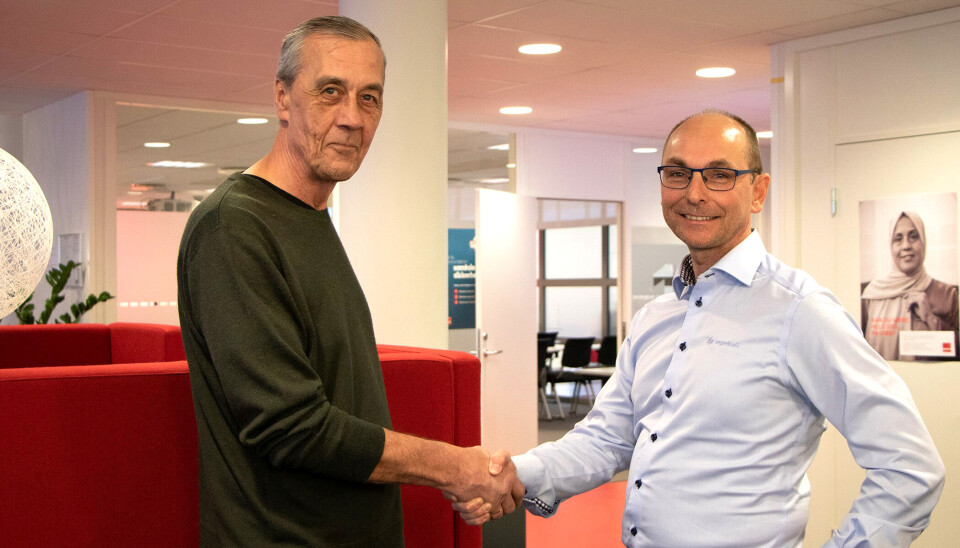 Prosjektutvikler Øistein Brandt i Veidekke (t.v.) og utbyggingssjef Harald Fimreite i Sognekraft Produksjon med håndtrykk på avtalen til ca. en halv milliard kroner.