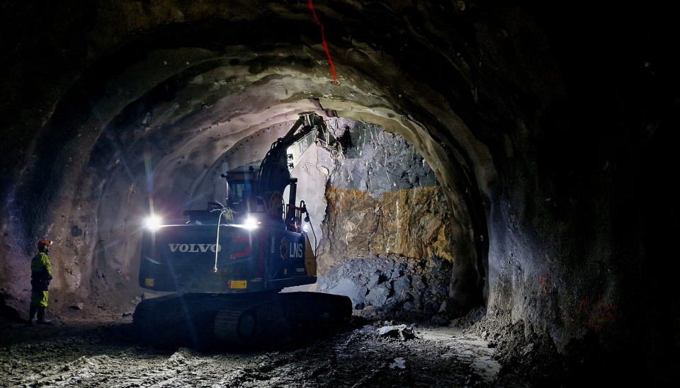 Møysommelig arbeid: De løse massene fjernes med en hydraulisk fres montert på en gravemaskin.