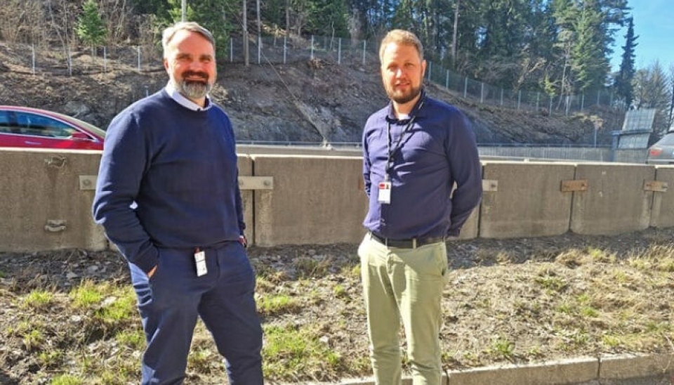 Bjørn Laksforsmo, direktør for Drift og vedlikehold i Statens vegvesen og Kjell Otto Bragstad, direktør for drift og vedlikehold i Veidekke feiret signering av aller første driftskontrakt med forhandlinger.